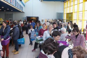 Affluence aux caisses de la bourse aux vêtements